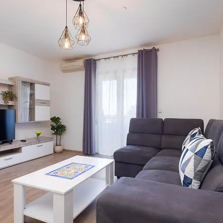 Sea & View For Five Persons Appartamento Porec